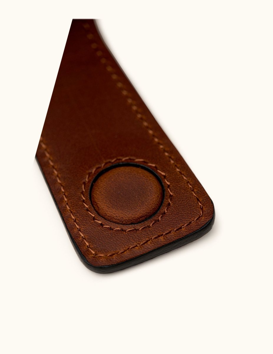 Close-up detail of magnetic clasp and hand-stitched brown leather money clip – durable craftsmanship and premium finish