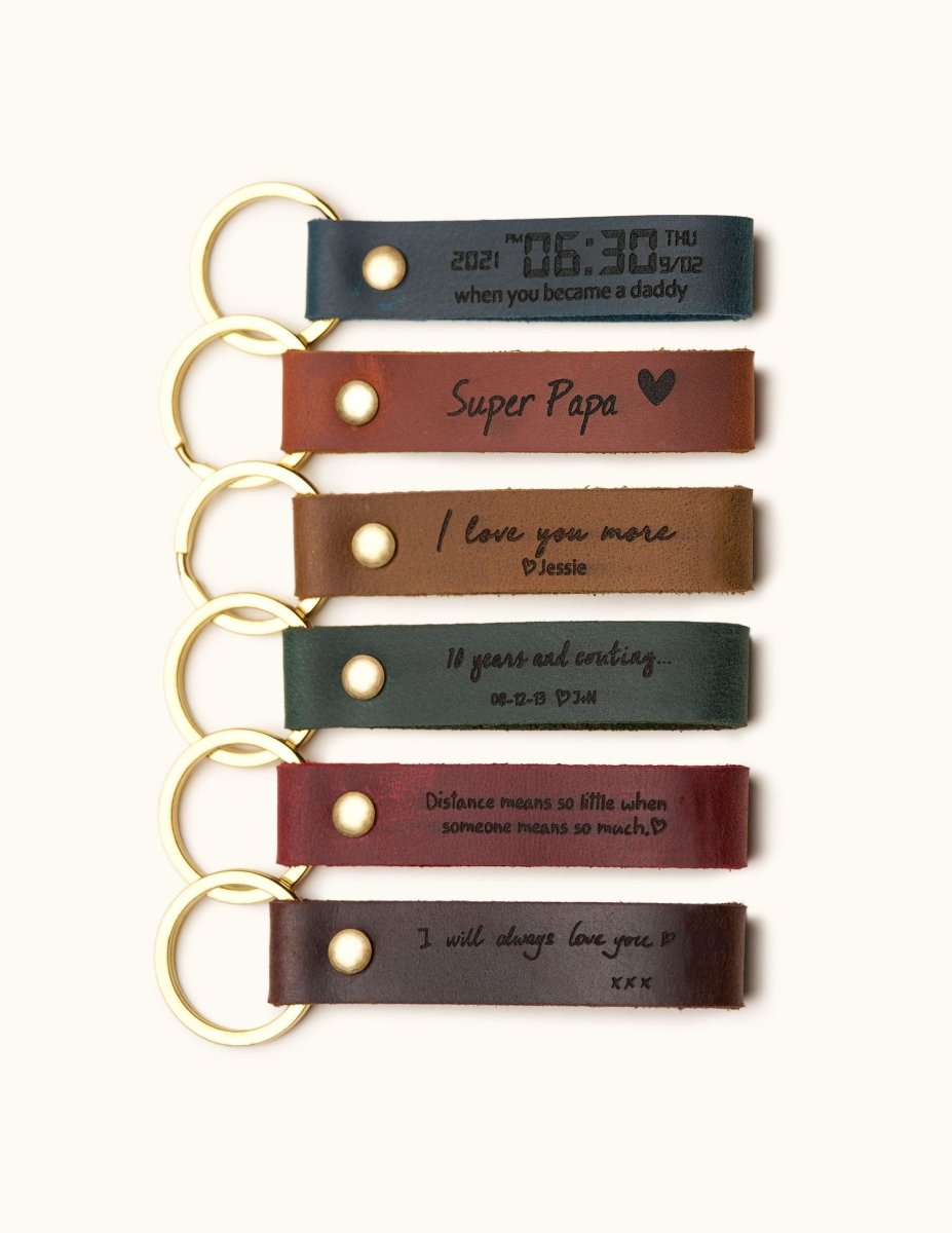 Handcrafted leather keychains in multiple colors with gold rings, engraved with custom personalized texts like dates, names, quotes, and “Super Papa,” perfect for Father’s Day, anniversaries, or everyday gifts.